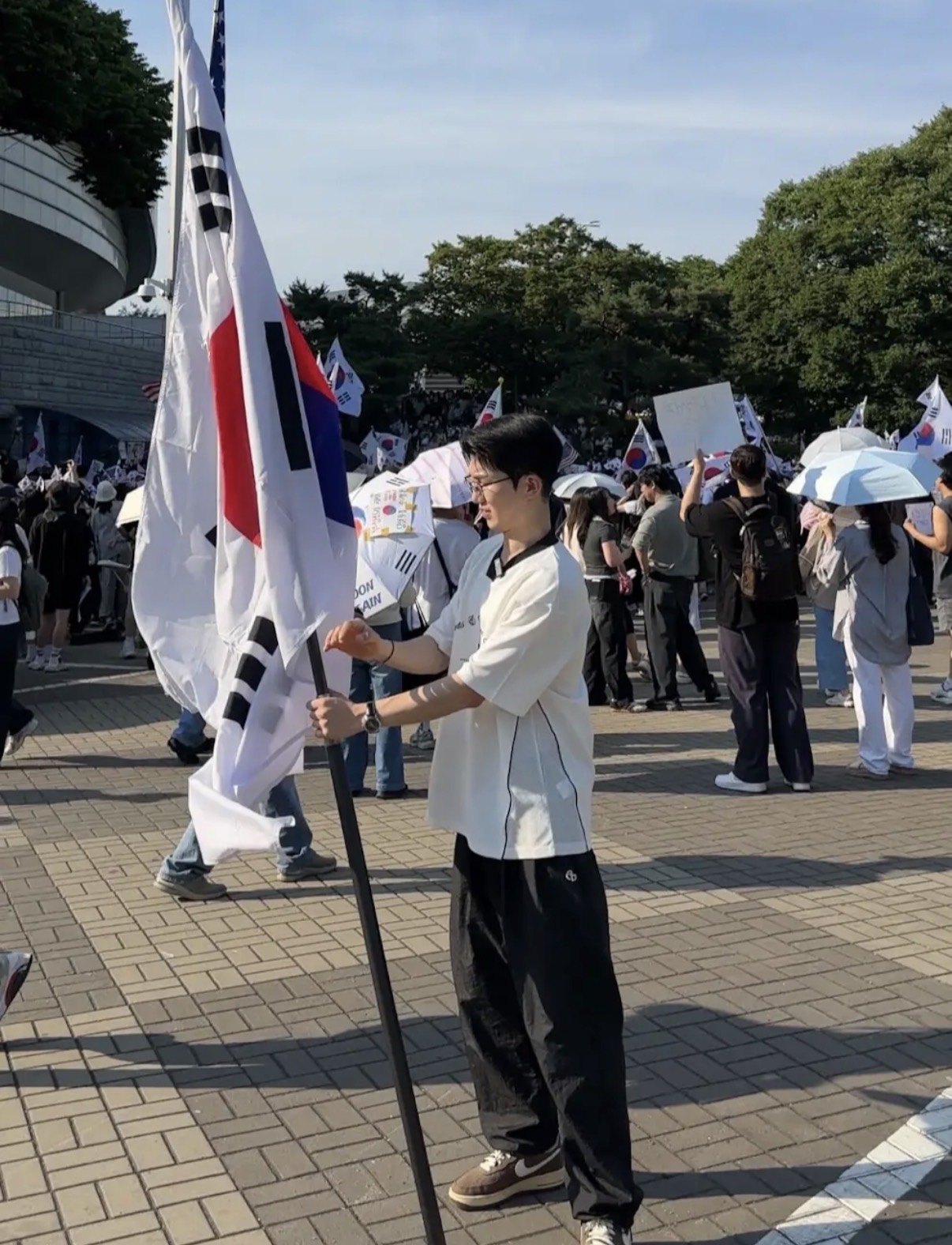 전국 탄핵반대집회, 올림픽 공원에서 태극기를 들고 있는 모습