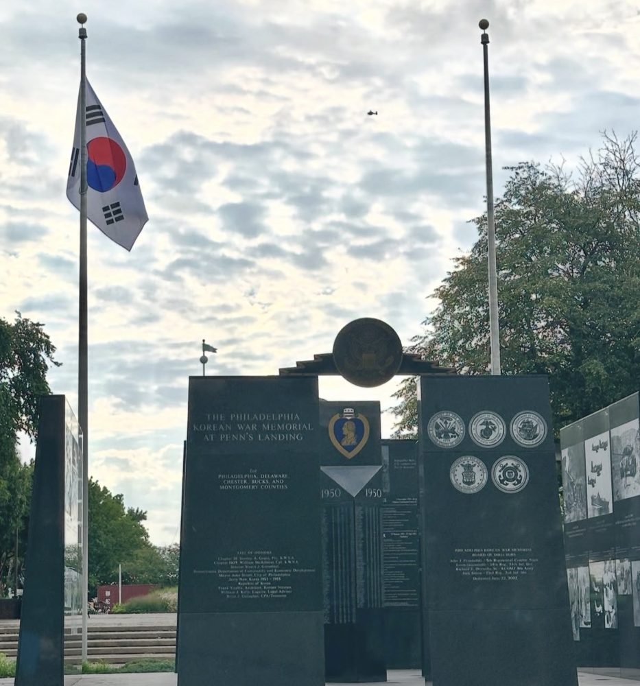 필라델피아 펜스랜딩 한국전 참전 기념비와 태극기